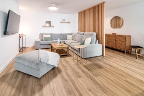 EAC3F- Modern & light apartment steps from the sea